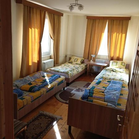 Lary Hostel Szucsáva Kültér fotó