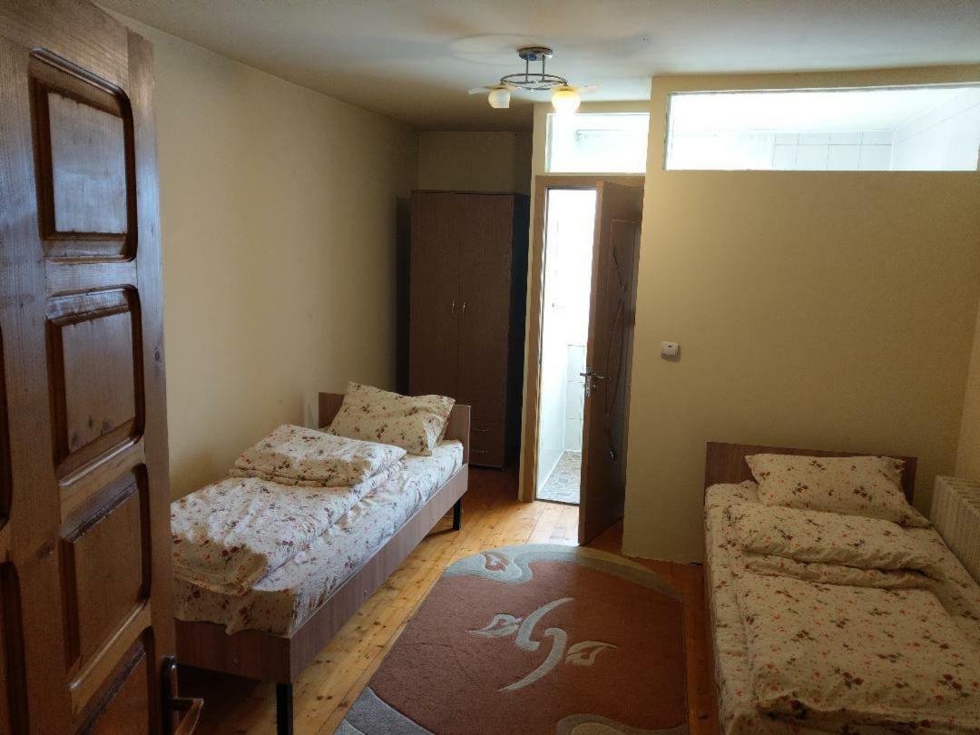 Lary Hostel Szucsáva Kültér fotó