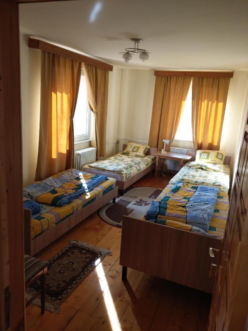Lary Hostel Szucsáva Kültér fotó